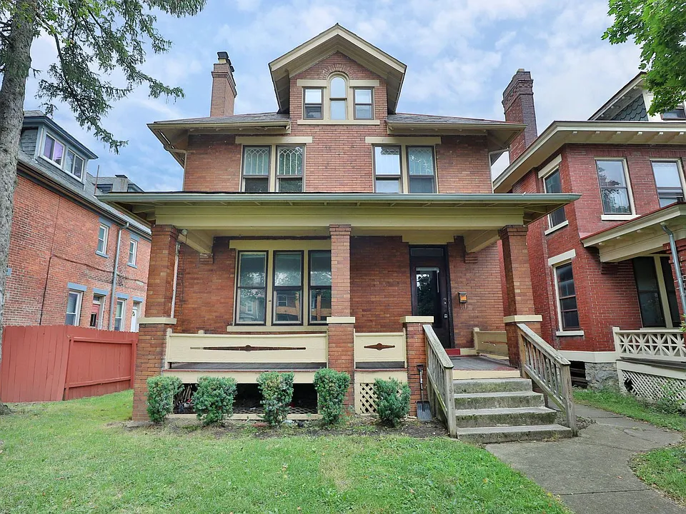 1611 Summit St