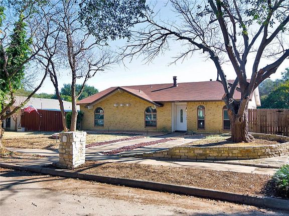 2nd image of 3804 Yosemite Dr