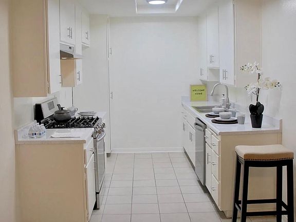 5th image of 3627 Garnet St #3627