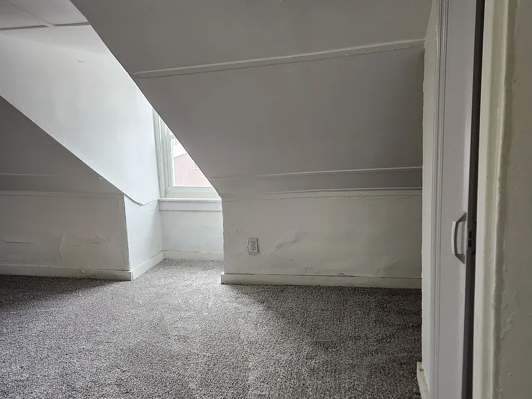 320 Wallace St — Photo 41