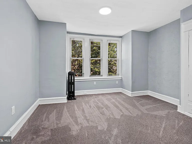 950 E Russell St — Photo 14