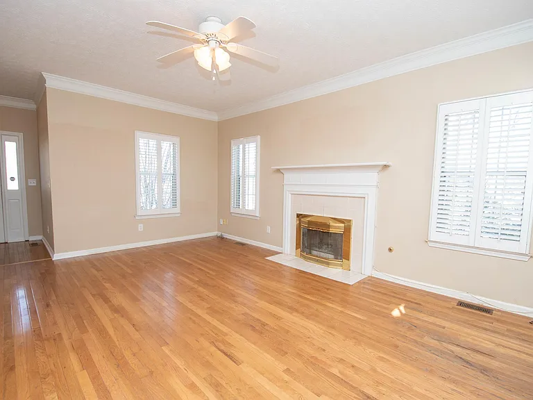 116 Sagamore Ln — Photo 3