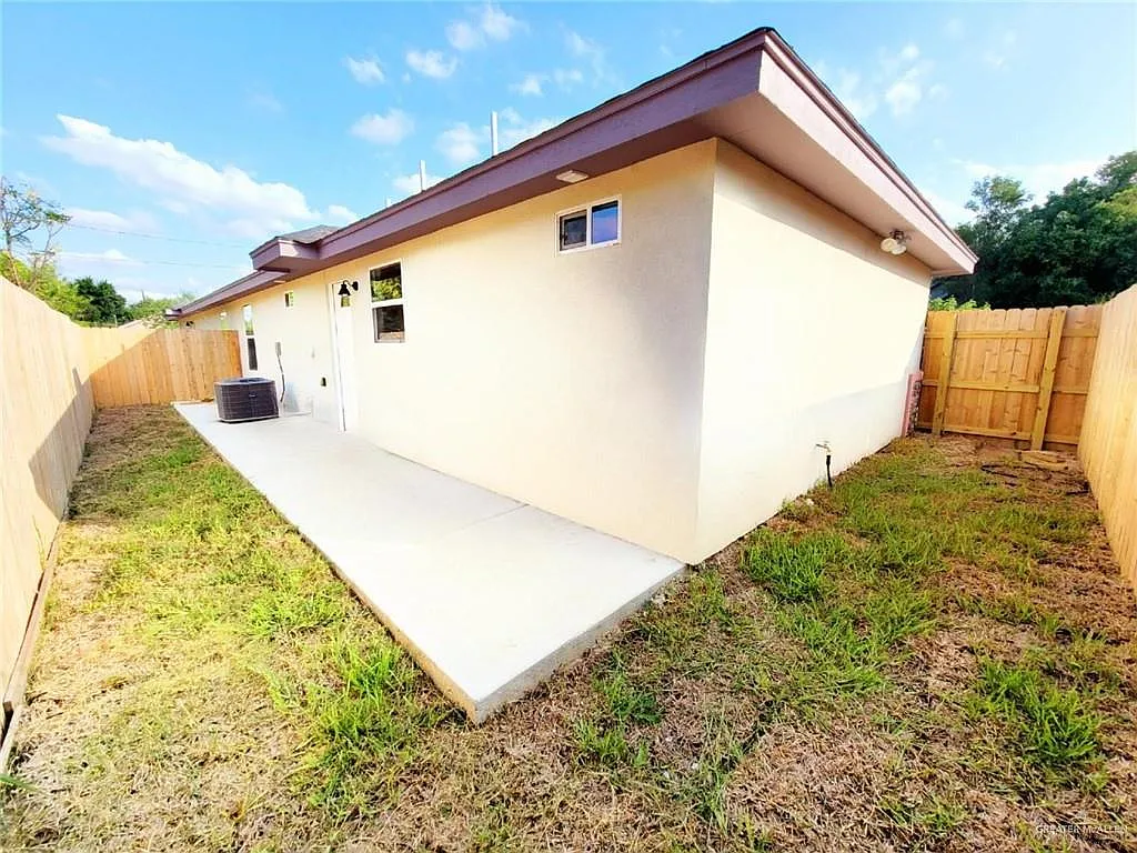 3 bed, 2.0 bath, 1680 sqft, $1,095 — Photo 2