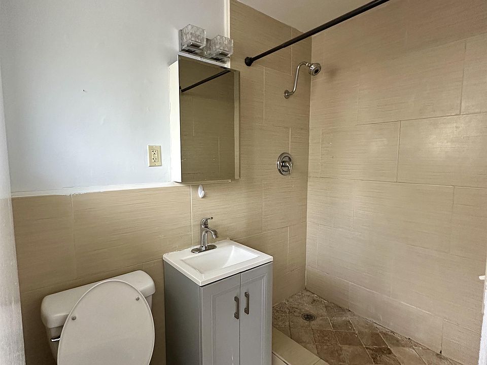 1st image of 1324 NE 16th Ave APT 1