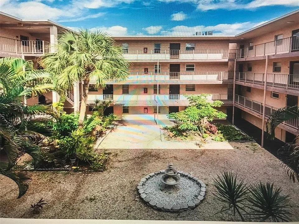 2850 Somerset Dr #105L