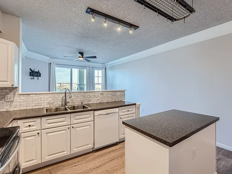2035 Eagle Ave — Photo 7