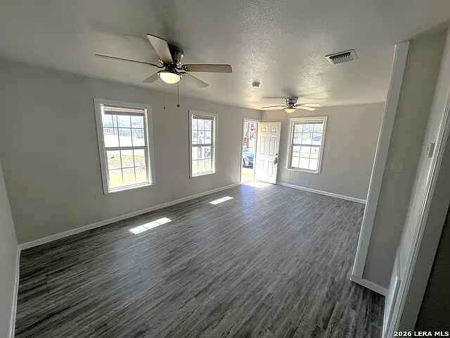 2 bed, 1.0 bath, 700 sqft, $1,250 — Photo 2