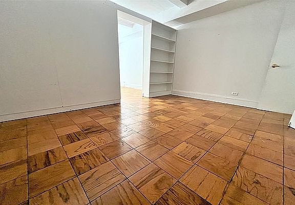 2nd image of 150 E 39th St APT 201
