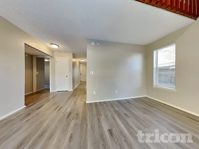 606 Radnor Ln — Photo 2