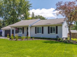 3162 Celia Dr, Waterford, MI 48329
