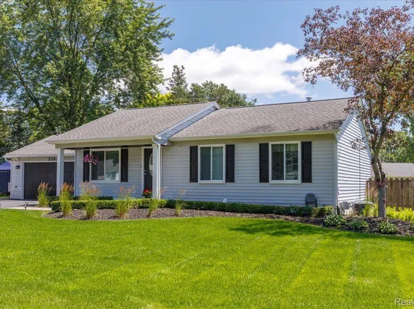 3162 Celia Dr, Waterford, MI 48329