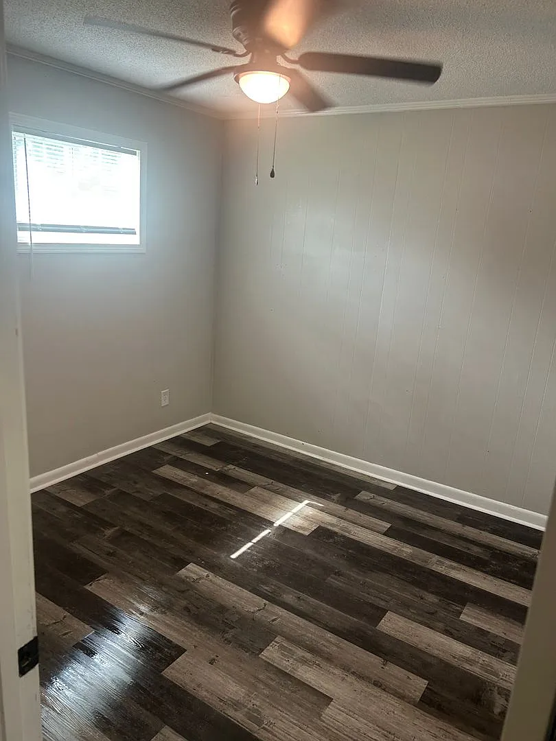 Newly Remodeled 2 Bedroom, 1 Bathroom Triplex — Photo 4