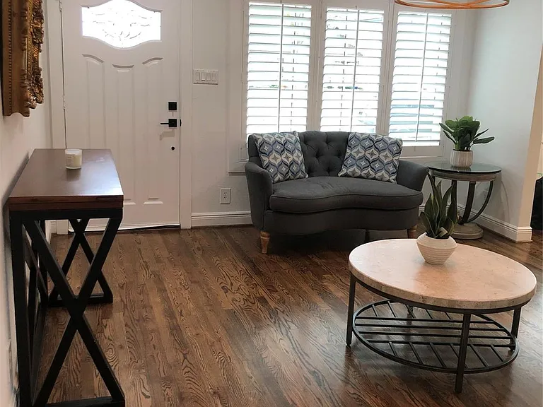 1346 Chantilly Ln — Photo 3