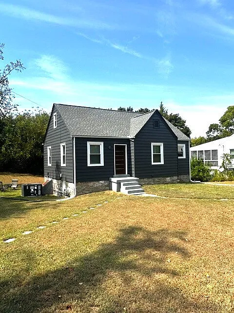 3 bed, 1.0 bath, 1250 sqft, $2,050 — Photo 2