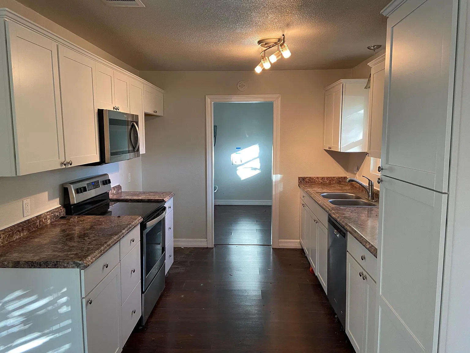 3 bed, 1200 sqft, $1,625 — Photo 2