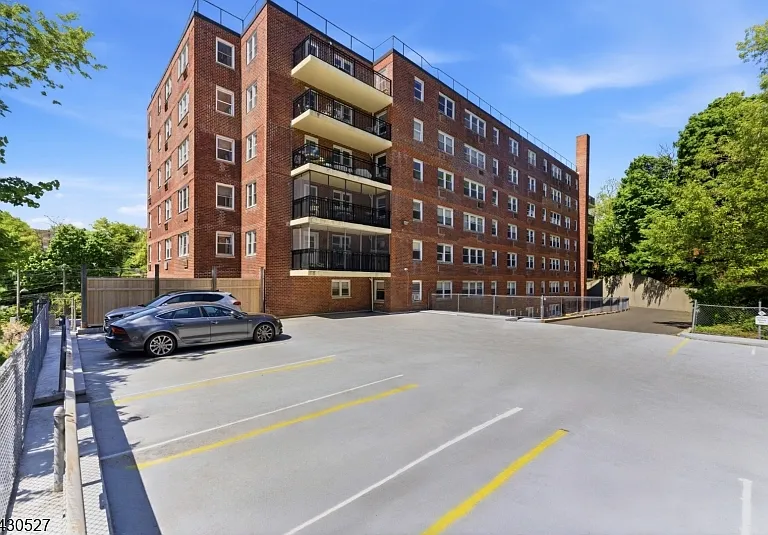 415 Claremont Ave — Photo 35