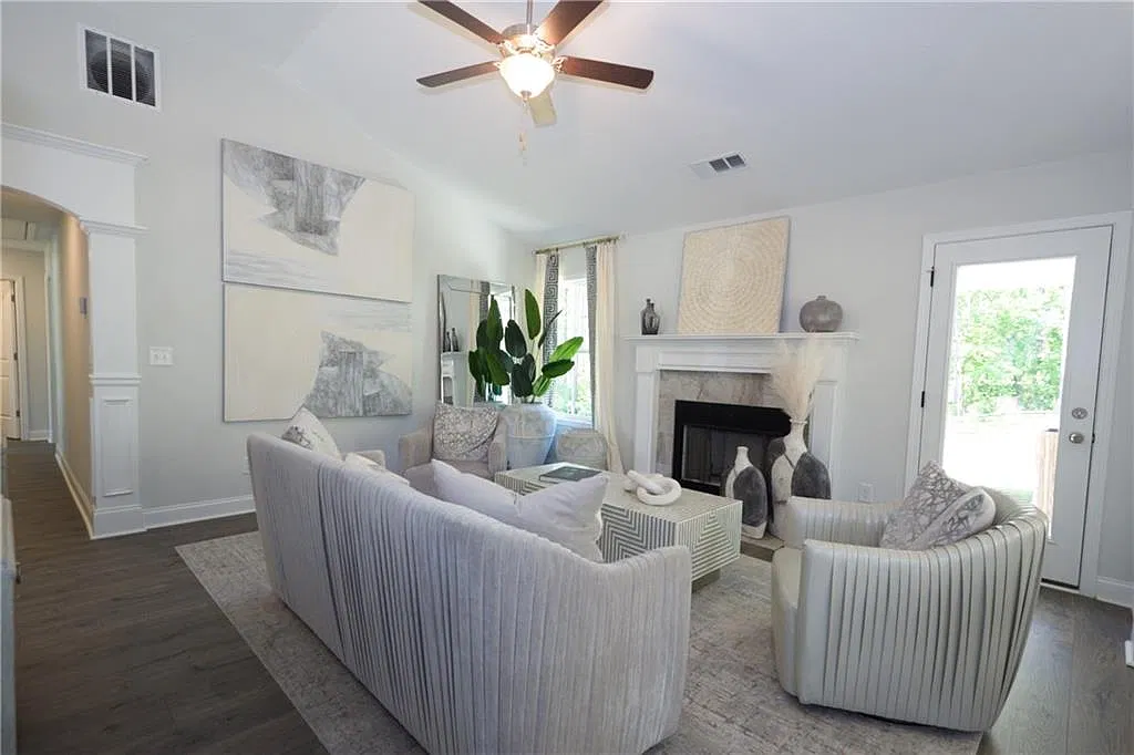 4 bed, 2.0 bath, 1872 sqft, $2,330 — Photo 4