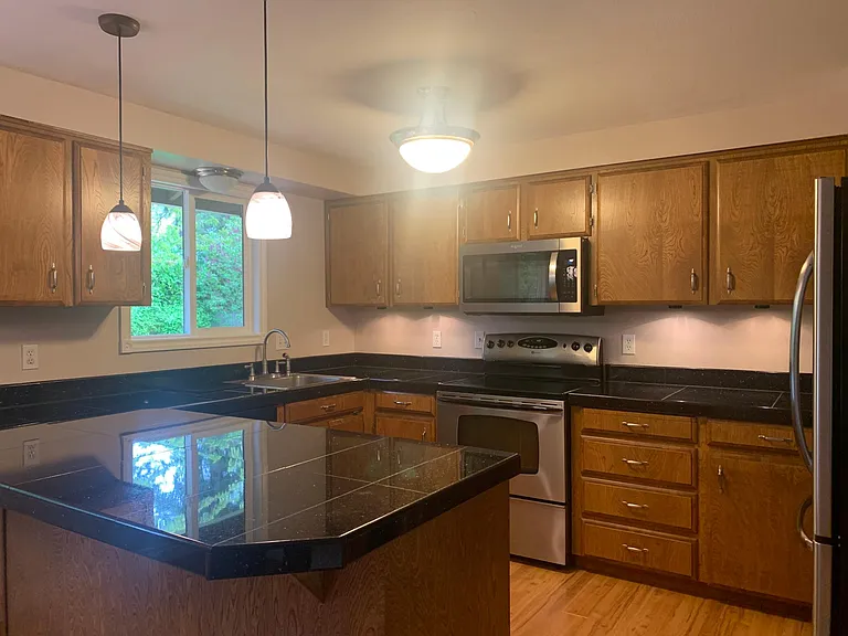 6525 SW Locust St — Photo 3