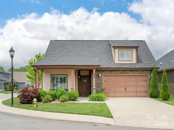 665 Summerfield Pl, Flat Rock, NC 28731