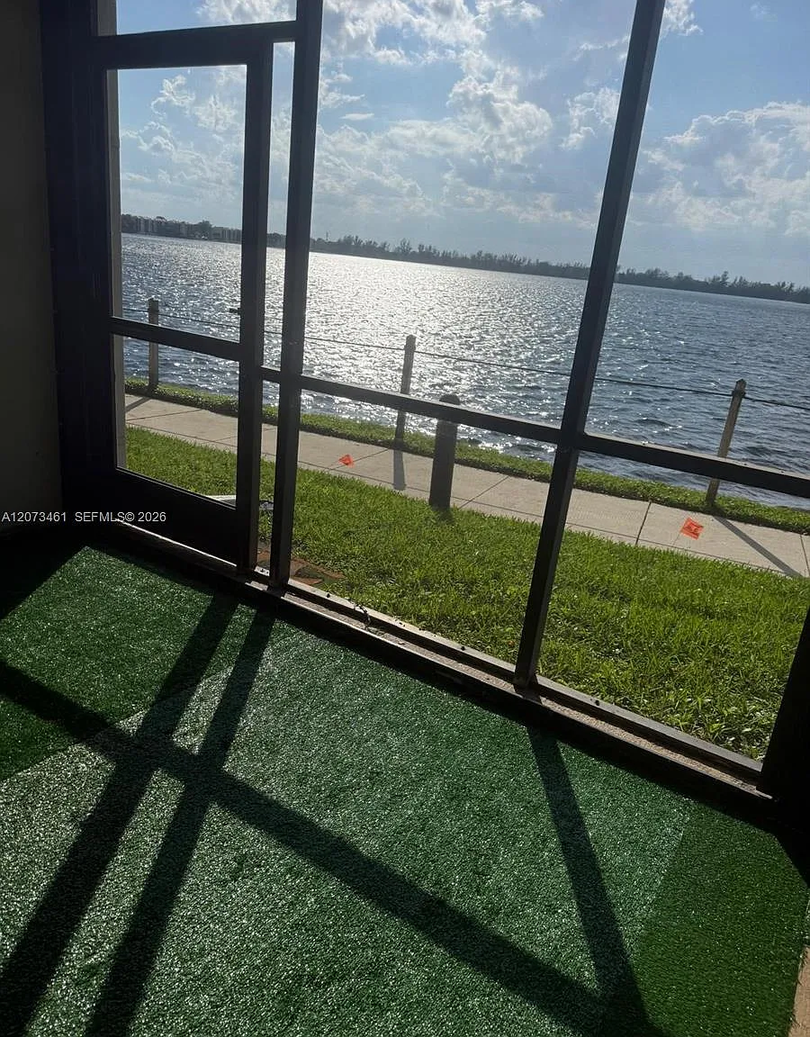 Lake Emerald Condominium — Photo 2