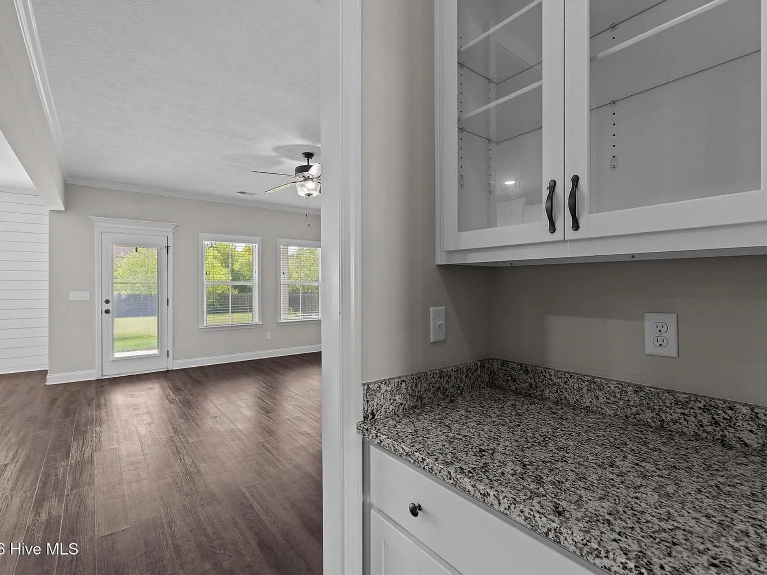 4 bed, 3.0 bath, 2584 sqft, $2,650 — Photo 4