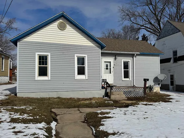 15 2nd St NW, Oelwein, IA 50662