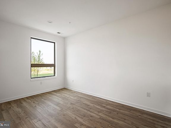 3rd image of 3211 Evergreen Ave Unit 32