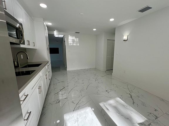 4th image of 10230 SW 146th Ave #1