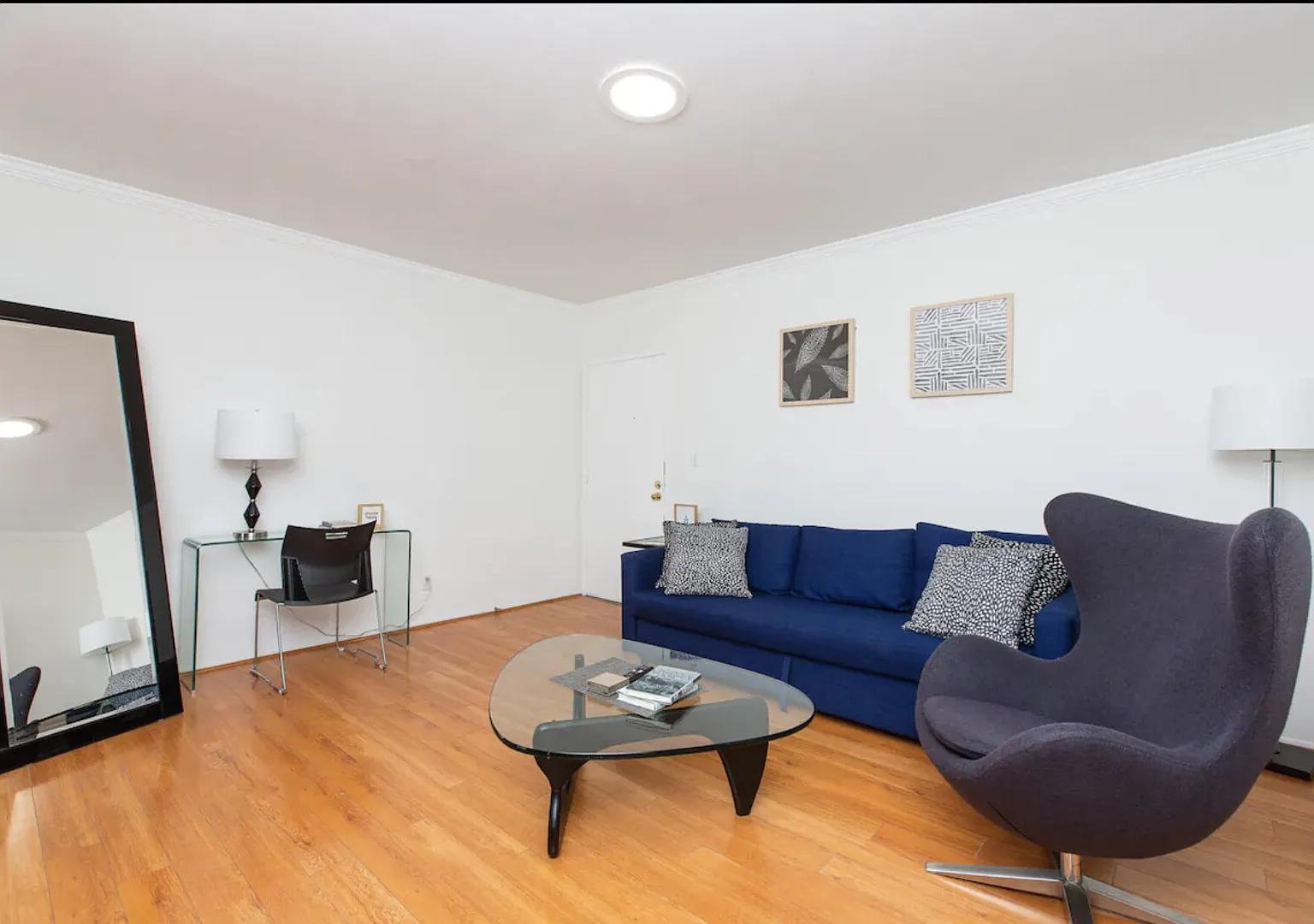 Stylishly Chic & Sunny 2 BDRM Flat in Weho! — Photo 3