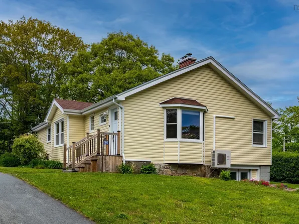 90 Crescent St, Bridgewater, NS B4V 2C7