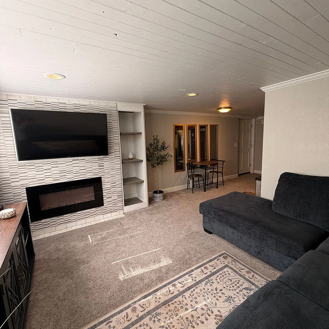 Delmar Court — Photo 2