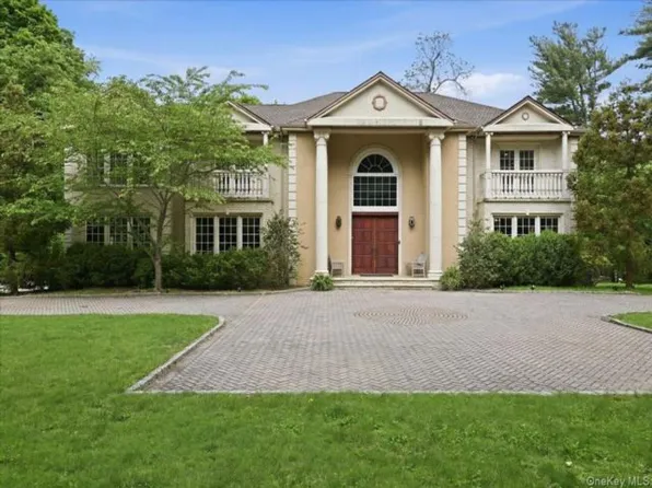 31 Cornwall Ln, Port Washington, NY 11050