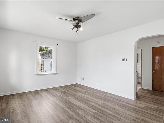 3rd image of 319 Dahlia Rd