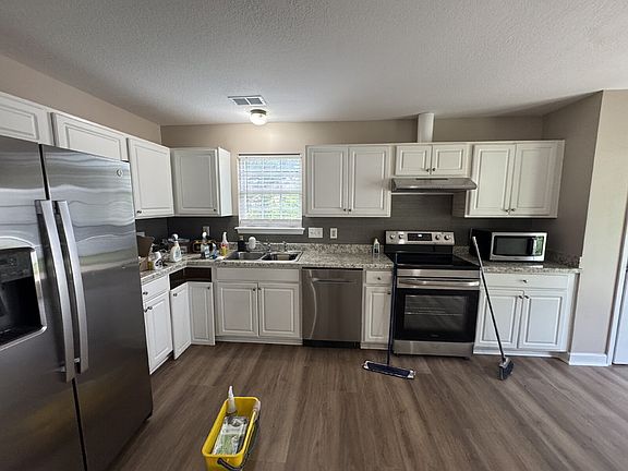 4th image of 867 Louie Ln