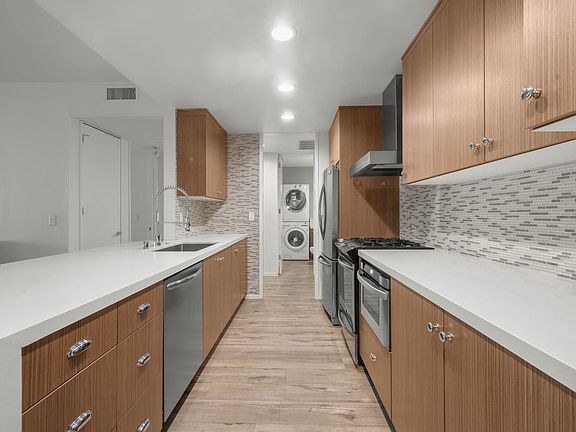 3rd image of 1835 1/2 Holmby Ave #203