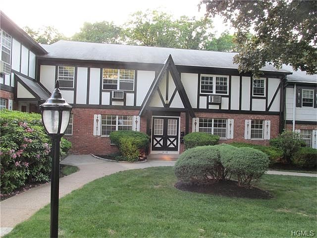 TUDOR FRONT COURT YARD SETTING
