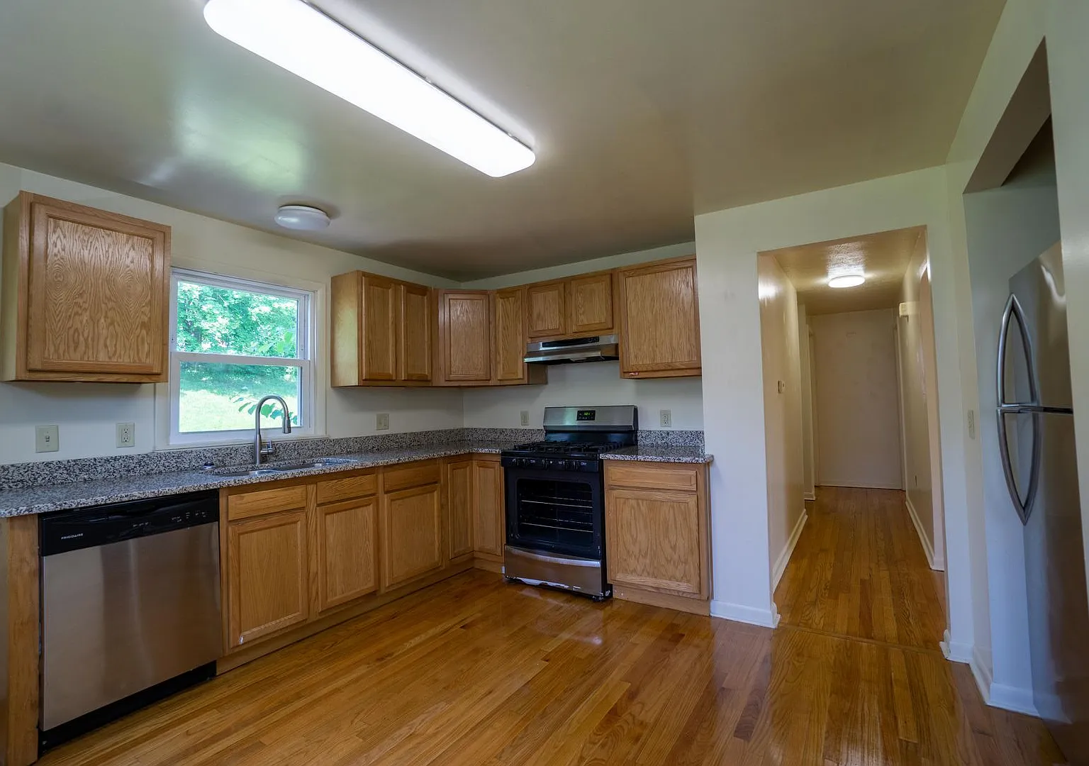 1274 Westcott Apt 1 - 6/1/27 - Bright 1st Floor Flat With Garage and Back Yard Across from Barry ... — Photo 3