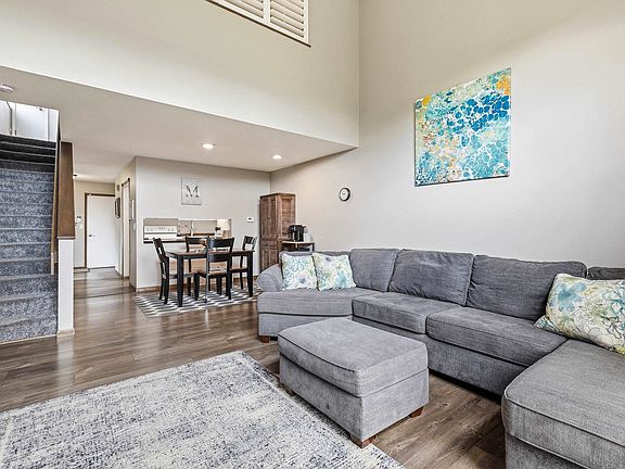 3rd image of 827 Stone Ridge Pl