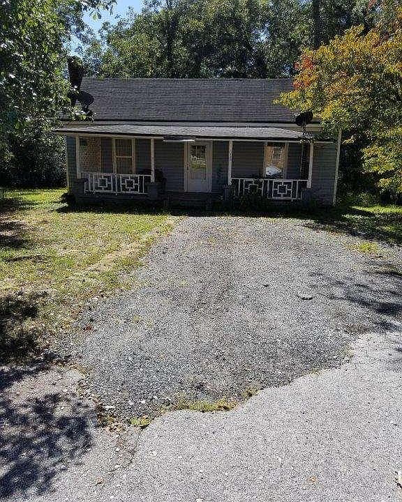 2nd image of 1693 Oak St NE