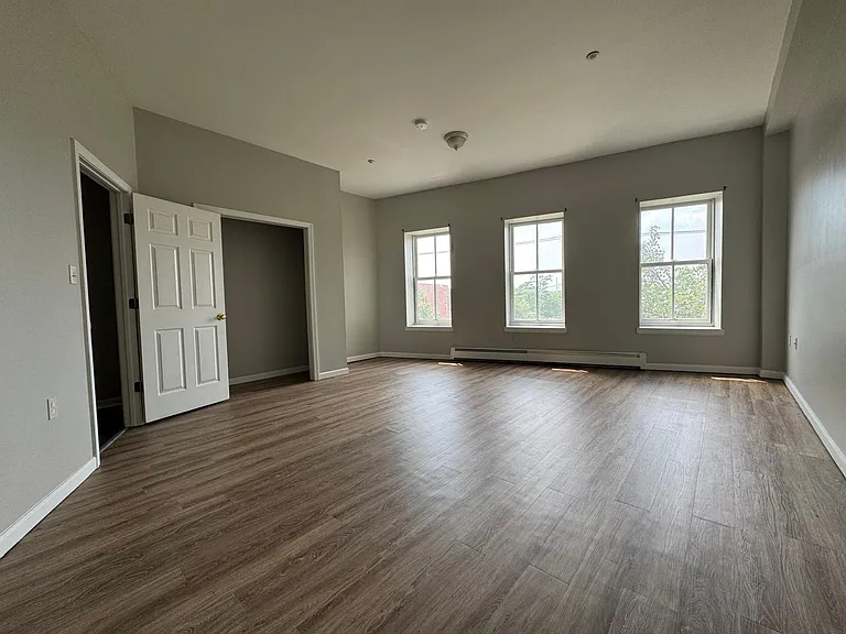 558-612 E Main St #598D — Photo 3