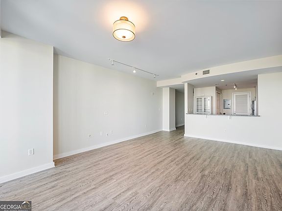 5th image of 3338 Peachtree St NE #1402