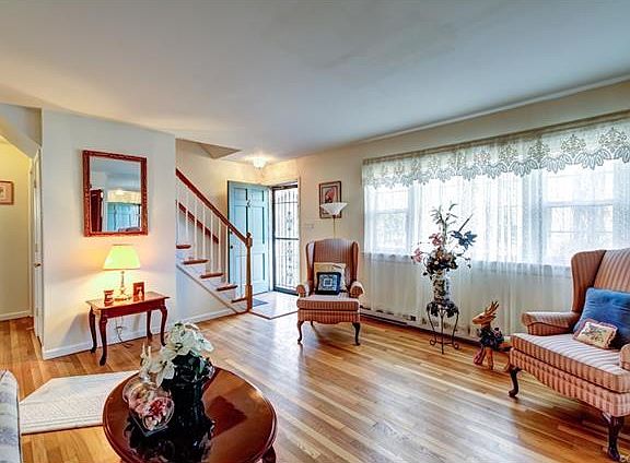 3rd image of 1909 Woodmont Dr