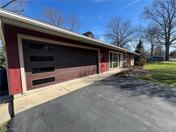 3rd image of 469 Sandalwood Dr