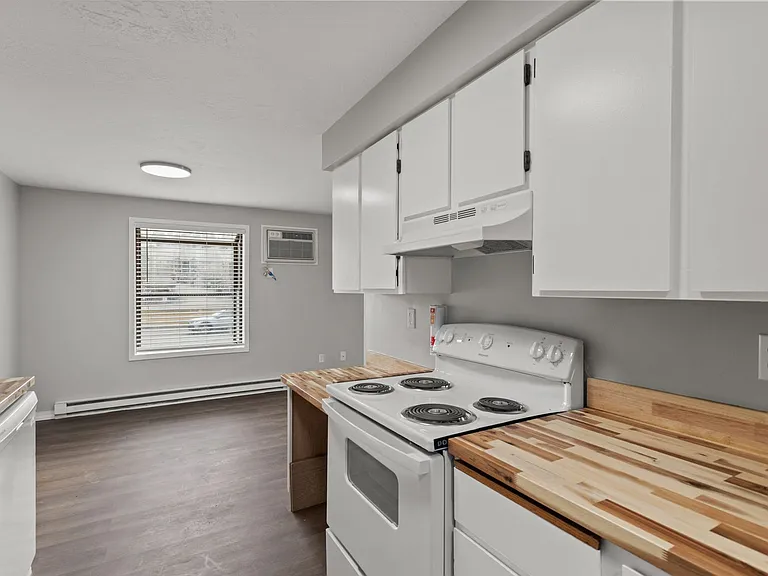2705 N Pines Rd — Photo 22