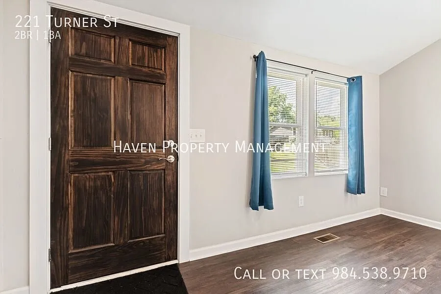 Charming 2BR Bungalow Home Minutes to Downtown Holly Springs! — Photo 4
