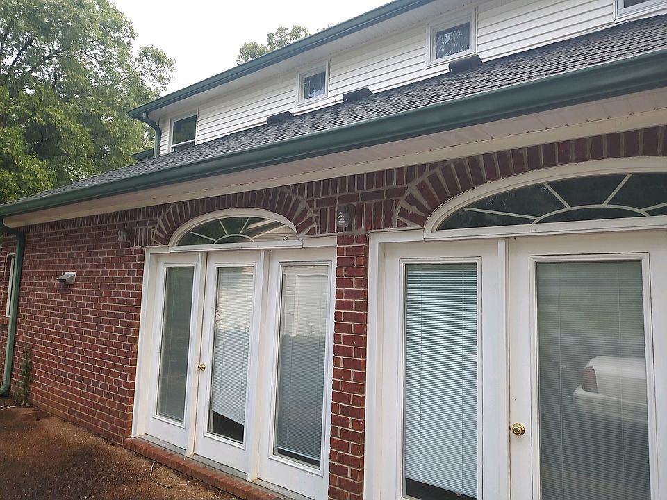 2nd image of 2765 Dyer Rd