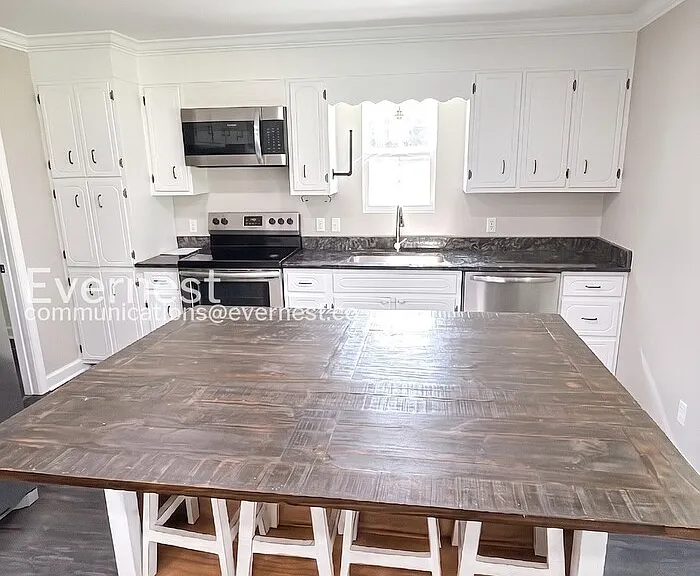 736 Hancock Rd — Photo 4