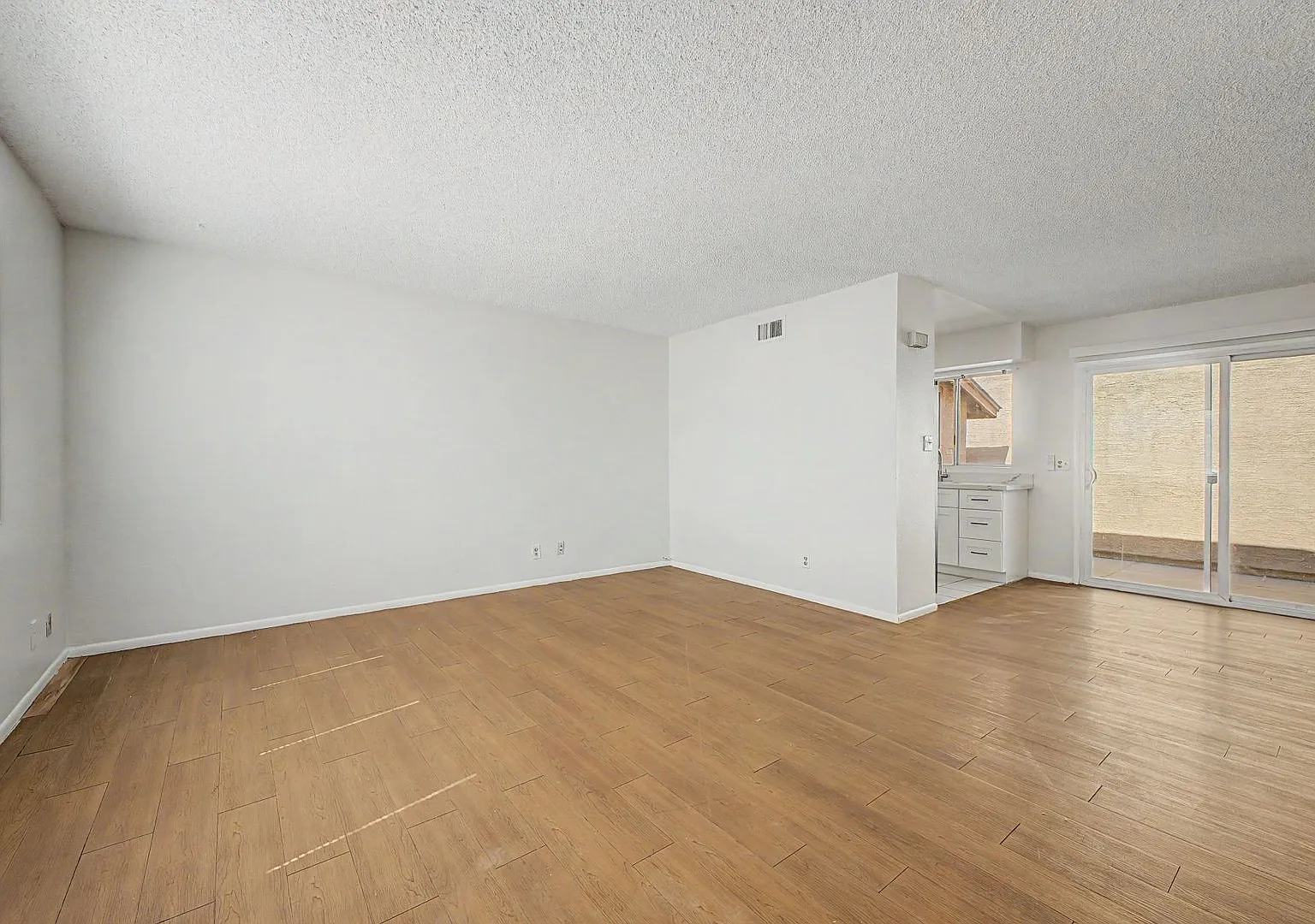 Remodeled 3 bedroom 2 bathroom — Photo 4