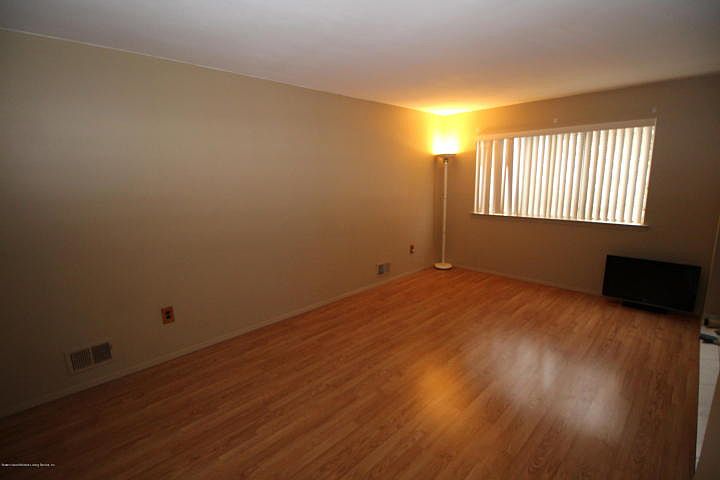 2nd image of 25 Sandywood Ln