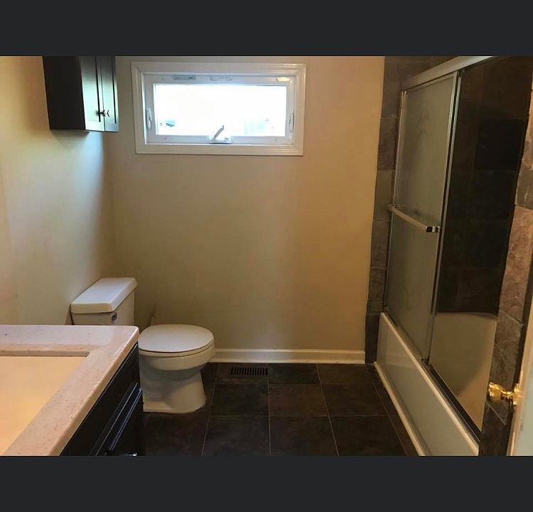 1st image of 915 Crowley St